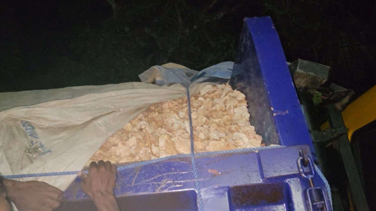 சட்டவிரோதமாக கொண்டு செல்லப்பட்ட சுண்ணக்கற்கள் மீட்பு