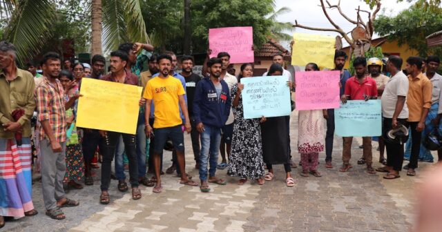 வெருகலில் தொல்லியல் திணைக்களத்தால் நில அபகரிப்பு : மக்கள் எதிர்ப்பு ஆர்ப்பாட்டம் ! WhatsApp Image 2025 01 08 at 1.10.08 PM 1 .jpeg