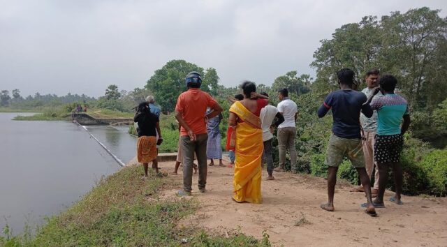 மதுபோதையில் குளத்தில் பாய்ந்த நபரை காப்பாற்றிய பின்பும், அவர் மீண்டும் குளத்தில் குதித்து காணாமல்போன சம்பவம் ! download 1 .jpg