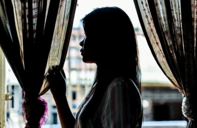 சிறுமிக்கு பத்தாயிரம்!! யுவதிக்கு ஏழாயிரம்!! முல்லையில் விடுதி முற்றுகை!! 15 வயது சிறுமி உட்பட மூவர் கைது. image 870x 6489740cea81d.jpg