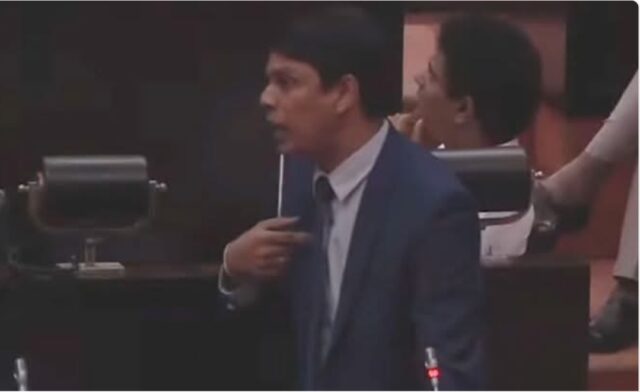 சபையில் கூச்சலிட்ட அர்ச்சுனா! அர்சுனா எம்பிக்கு மண்டைப் பிழை!! பாராளுமன்றில் பெரும் சல சலப்பு! Screenshot 2025 02 05 13 37 15 922 com.facebook.katana edit.jpg